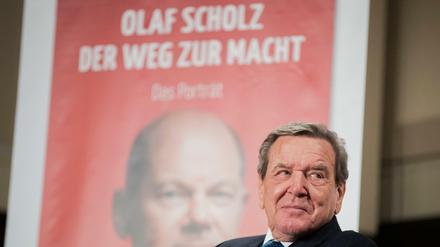 Gerhard Schröder (SPD), Bundeskanzler a.D., nimmt an der Vorstellung der Biografie über Olaf Scholz, «Der Weg zur Macht», teil. 