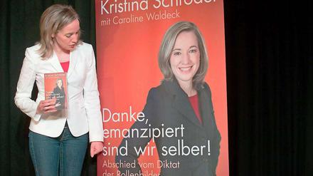Wirbel gibt es vor allem um die Co-Autorin des Buchs von Familienministerin Kristina Schröder - Caroline Waldeck. Denn sie ist Referatsleiterin im Familienministerium.