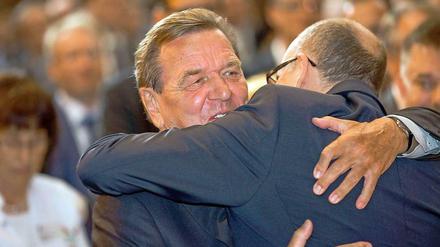 Altkanzler Gerhard Schröder umarmt beim Abendempfang des Russlandtages Erwin Sellering, den Ministerpräsidenten von Mecklenburg-Vorpommern.