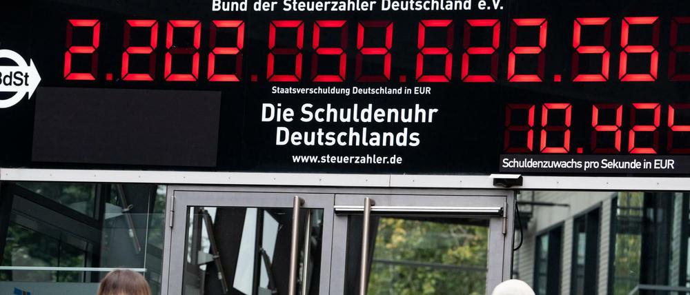Neuer Höchststand im Februar 2021 - die Schuldenuhr am Gebäude des Bundes der Steuerzahler in Berlin-Mitte 