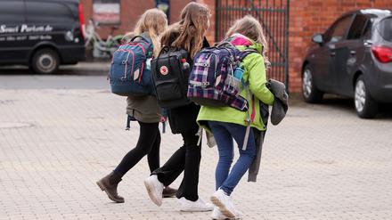 Kinder auf dem Weg ins Helmholtz-Gymnasium in Potsdam