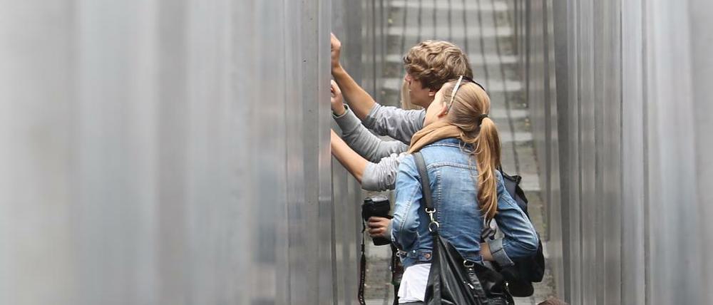 Schülerinnen und Schüler besuchen das Denkmal für die ermordeten Juden Europas in Berlin.