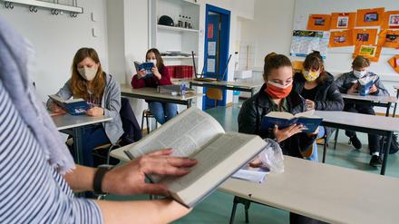 Maske auf und Bücher raus: Das dürfte - ein Teil der - Schulwirklichkeit sein, wenn die Schulen wieder öffnen.