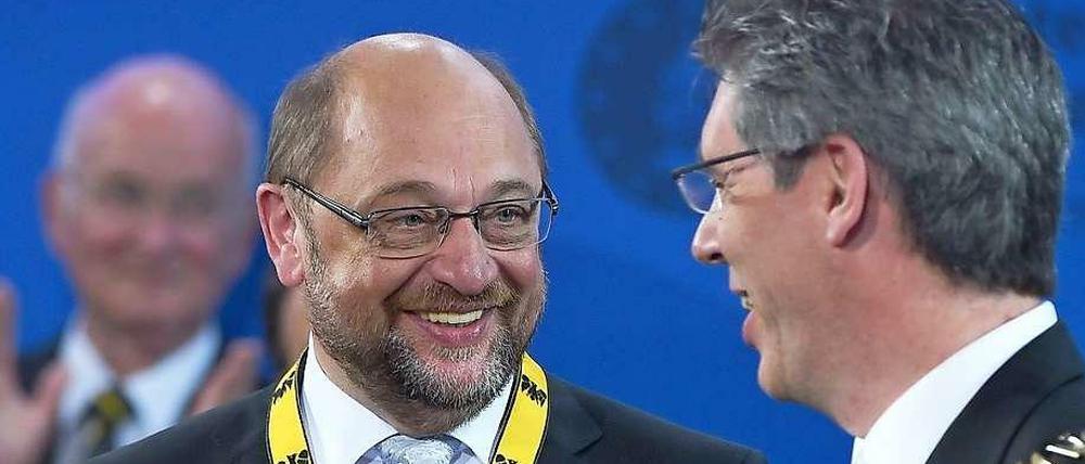 EU-Parlamentschef Martin Schulz und der Aachener Bürgermeister Marcel Philipp.