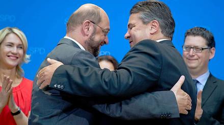 Ein Mann für höchste Aufgaben? Martin Schulz (vorne links) führte die SPD erfolgreich im Europawahlkampf und erntete die Gratulationen von Parteichef Sigmar Gabriel. 