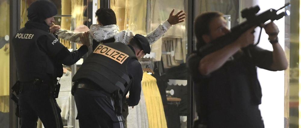 Anschlag in Wien. Polizisten versuchen am Montagabend, den Terrorangriff in der österreichischen Hauptstadt zu stoppen.