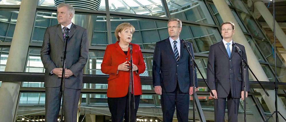 CSU-Chef Horst Seehofer (links), Kanzlerin und CDU-Vorsitzende Angela Merkel sowie Außenminister und FDP-Chef Guido Westerwelle (rechts) stellten den niedersächsischen Ministerpräsidenten Christian Wulff als Kandidaten vor.