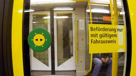 An jeder Tür zu einer Berliner U-Bahn ist der Hinweis prominent platziert: Beförderung nur mit gültigem Ticket.