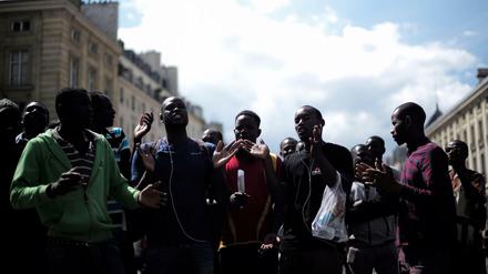 Eine Gruppe Migranten demonstrieren vor dem Pantheon. Zahlreiche Migranten haben am Freitagnachmittag das Pariser Pantheon besetzt.