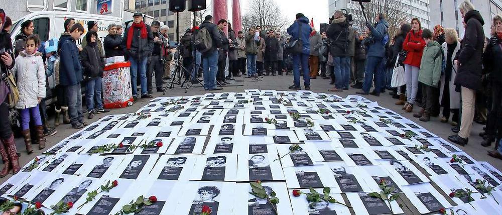 Fotos von Opfern rechter Gewalt in einer Fußgängerzone in Hamburg.