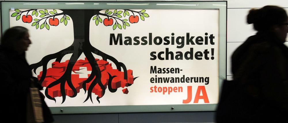 Ein Plakat der Schweizerischen Volkspartei (SVP) gegen "Masseneinwanderung".
