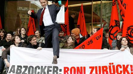 Schon lange fordern Schweizer die Deckelung von Managergehältern. Hier auf einer Demo in Zurück im Jahr 2008.