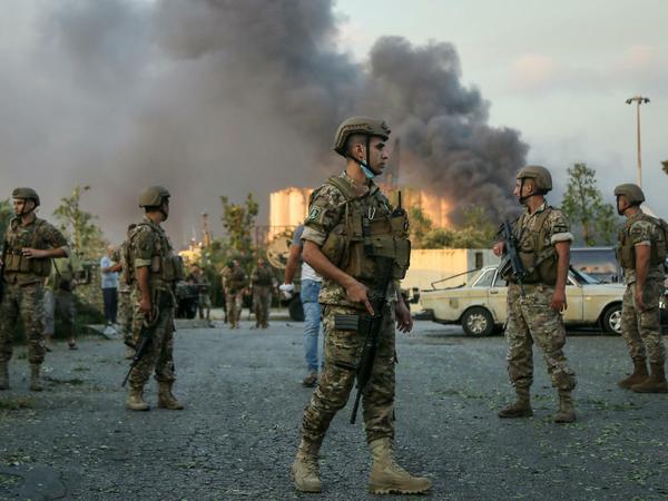 Soldaten stehen in der Nähe des Ortes der Explosionen am Hafen.