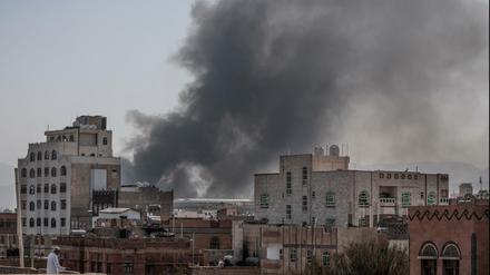 Das von Saudi-Arabien angeführte Militärbündnis will die von Huthi-Rebellen besetzte Hauptstadt Sanaa zurückerobern und fliegt massive Luftangriffe.