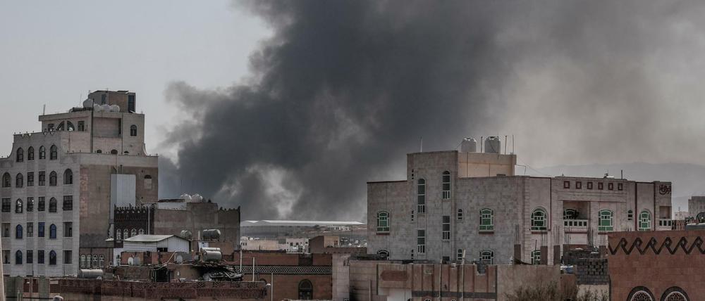 Das von Saudi-Arabien angeführte Militärbündnis will die von Huthi-Rebellen besetzte Hauptstadt Sanaa zurückerobern und fliegt massive Luftangriffe.