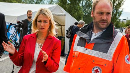 Familienministerin Manuela Schwesig (SPD) besucht in Rostock eine Notunterkunft für maximal 600 Flüchtlinge. 