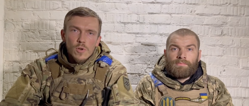 Der Kommandeur Serhij Volyna aus Mariupol (rechts im Bild) wendet sich persönlich an deutsche Politiker.