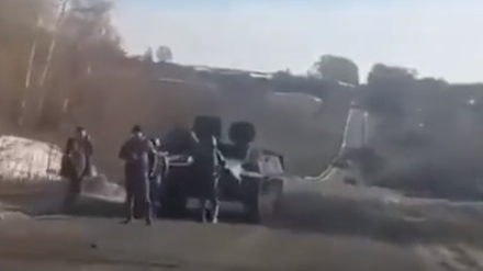Das Video zeigt Soldaten, die offensichtlich keinen Kraftstoff mehr haben.