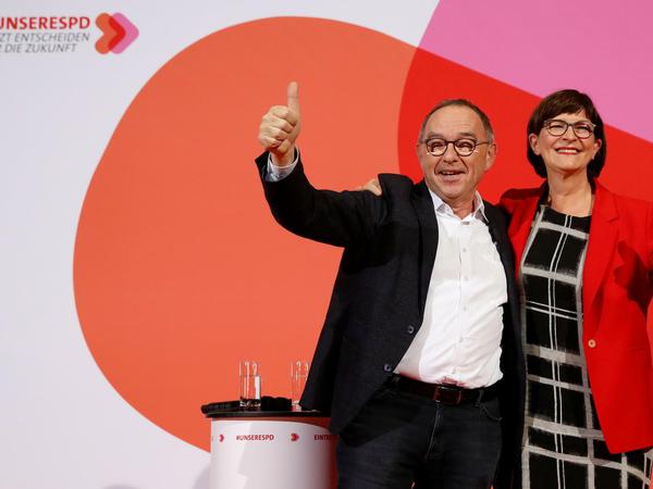 Saskia Esken and Norbert Walter-Borjans, sind seit Dezember Vorsitzende der SPD - Auftrieb gibt es seither aber nicht. 
