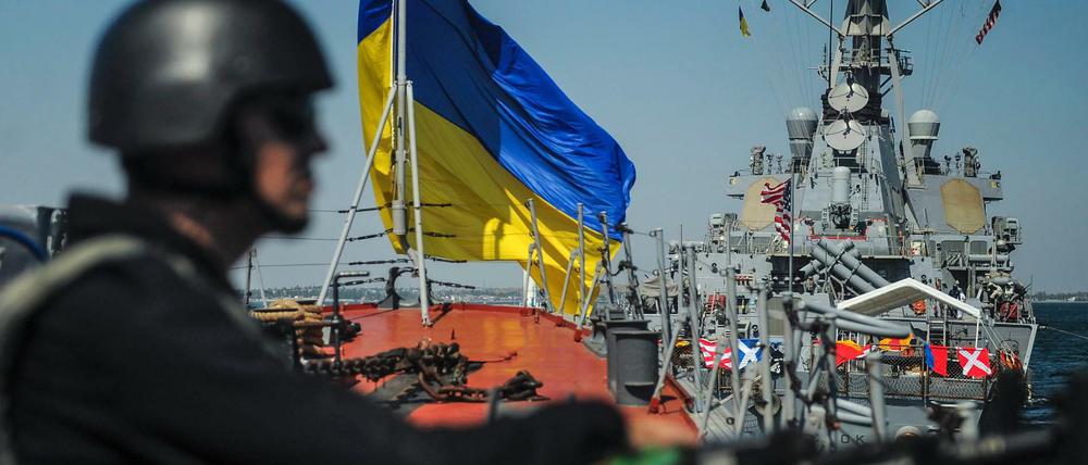 Eine ukrainische Fregatte und der US-Zerstörer Donald Cook während einer Übung. Der Westen bildet ukrainische Soldaten aus. Und damit auch radikal Gesinnte. 