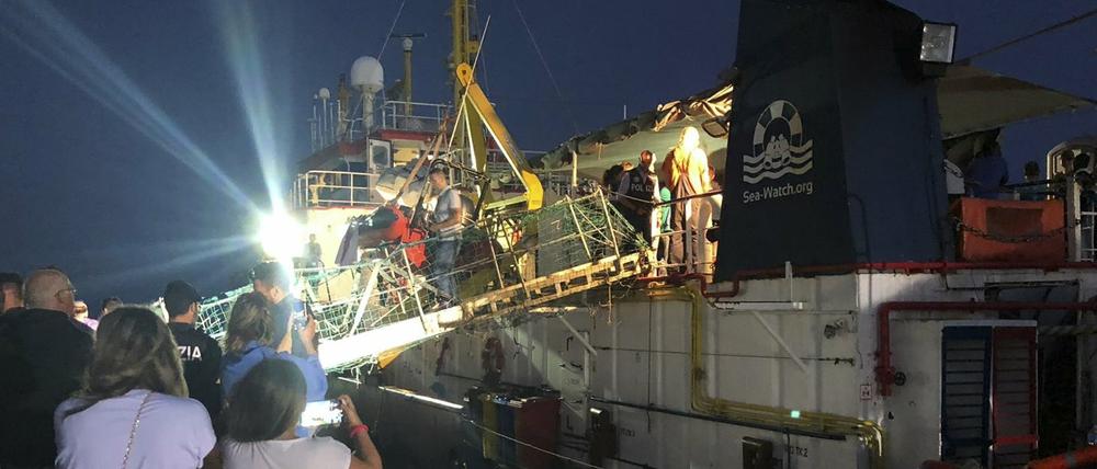 Menschen steigen in Lampedusa von Bord des Rettungsschiffs „Sea-Watch 3“. Es wurde im Anschluss beschlagnahmt.