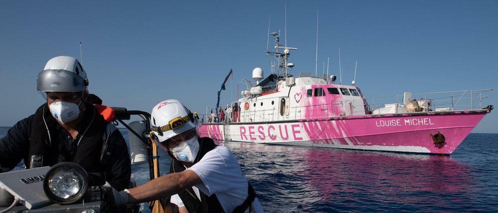 Das von Banksy zur Verfügung gestellte Rettungsschiff ist pink angemalt.