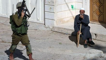 Ein israelischer Soldat nimmt in Hebron an der Suchaktion teil. 