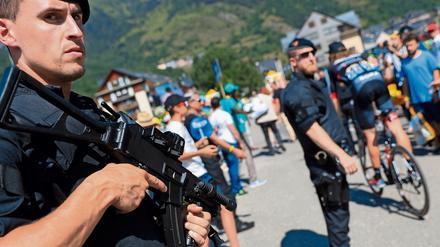 Zahlreiche Sicherheitskräfte schützen in diesem Jahr die Tour de France vor möglichen Anschlägen.