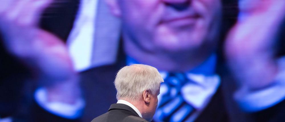 Horst Seehofer, CSU-Parteichef und Bayerns Ministerpräsident, wird von Finanzminister Markus Söder beklatscht - einem möglichen Nachfolger.