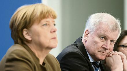 Bundeskanzlerin Angela Merkel (CDU, l) und der CSU-Vorsitzende Horst Seehofer.