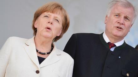 Satire darf alles. Politik ist schon etwas schwieriger. Angela Merkel und Horst Seehofer suchen den Gleichklang - vielleicht. 