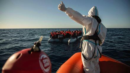Migranten aus verschiedenen afrikanischen Ländern auf einem Schlauchboot im Mittelmeer.