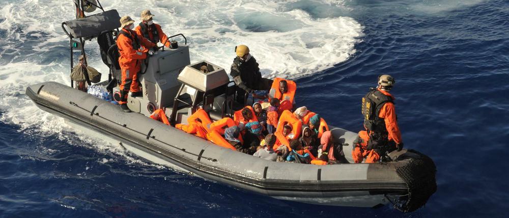 Flüchtlinge werden im Mittelmeer von Bundeswehrsoldaten zu der Fregatte "Schleswig-Holstein" gebracht. Sie ist eines von zwei Schiffen der deutschen Bundeswehr, die als Teil der EU-Mission "Eunavfor Med" Flüchtlinge im Mittelmeer rettet.