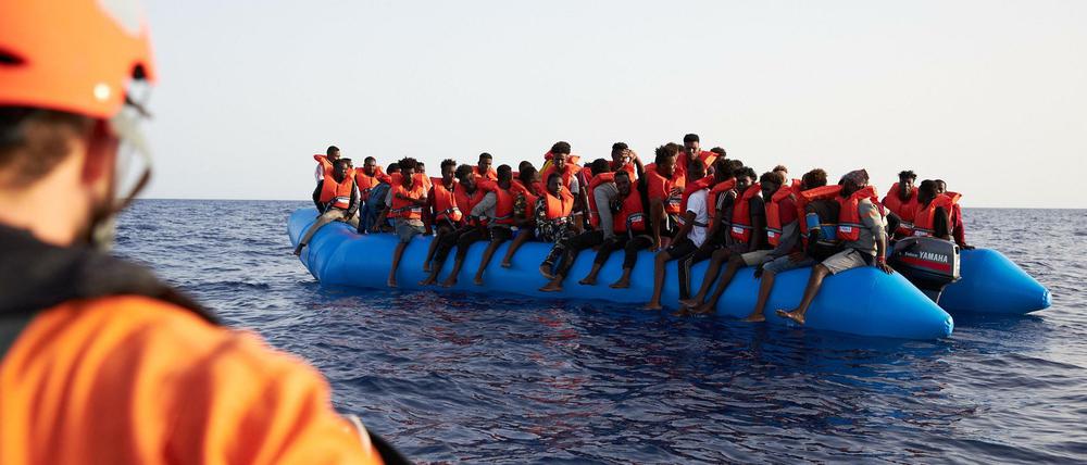 Migranten in Not auf dem Mittelmeer: Seenotrettung wird derzeit von privaten Initiativen übernommen – wie hier der „Alan Kurdi“.