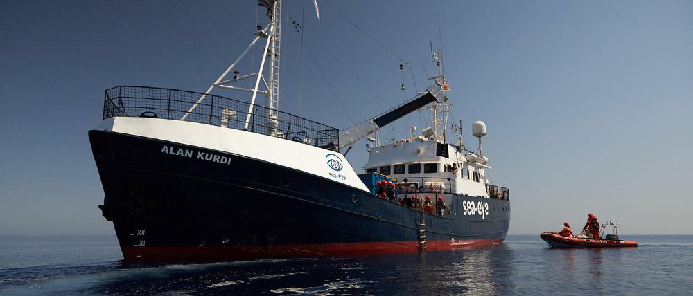 Das deutsche Rettungsschiff „Alan Kurdi“ ist im Mittelmeer im Einsatz.