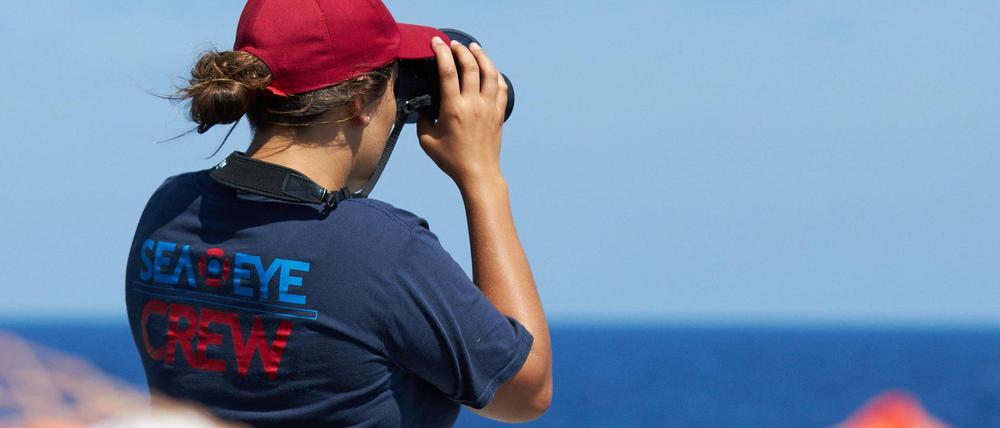 Ein Besatzungsmitglied des Seenotrettungsschiffes „Alan Kurdi“ Ende Juni auf dem Mittelmeer.