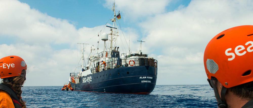 Seenotretter von Sea Eye am Rettungsschiff „Alan Kurdi“ 