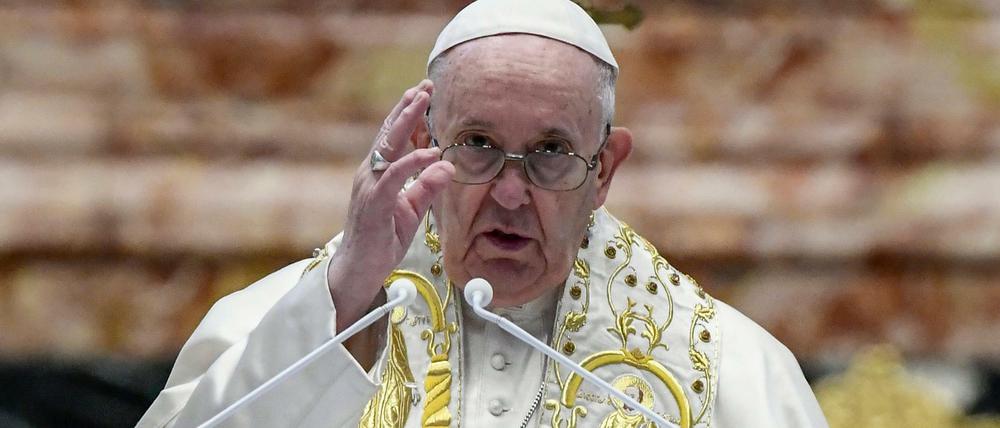 Papst Franziskus hat eine neue Verfassung verkündet.