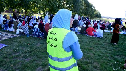 Öffentlich religiös: Zum Fastenbrechen beteten Gläubige der Neuköllner Sehitlik-Moschee in diesem Sommer erstmals im Freien - auf dem nahen Tempelhofer Feld.