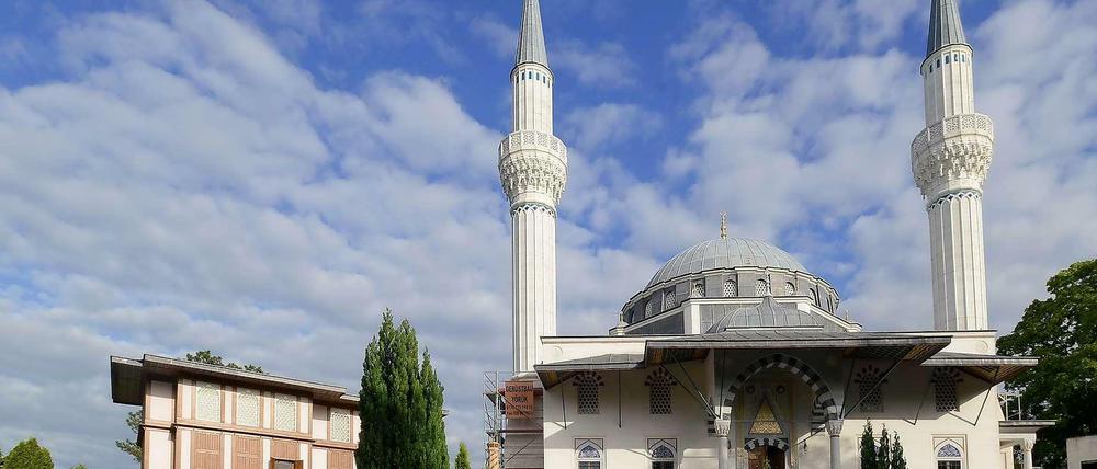 Unter den vielen Orten, an denen jetzt Konsulatslehrer arbeiten, ist auch die prächtige Neuköllner Sehitlik-Moschee. Der Trakt mit den Unterrichtsräumen befindet sich rechts von der eigentlichen Moschee.