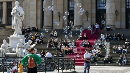 Friedliche Menschen und Seifenblasen in Berlin Mitte. Sieht so die "Verlorene Mitte" aus?