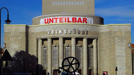 Ein Signal. Die Berliner Volksbühne ist mit einem #unteilbar-Transparent beflaggt.