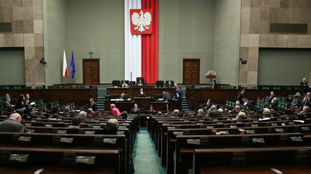 Leere Reihen bei der Debatte über das umstrittene neue Medien-Gesetz im polnischen Parlament.