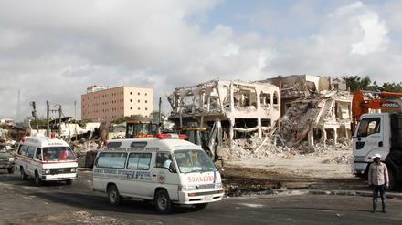 Krankenwagen am Ort des Selbstmordanschlags in Mogadischu. 