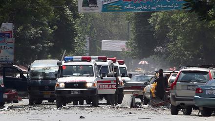 Notarztwagen an der Stelle eines Selbstmordanschlags im Zentrum der afghanischen Hauptstadt Kabul.