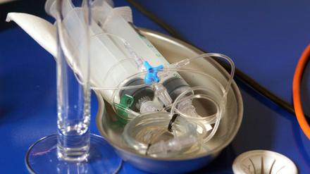 Spritzen für eine "Selbsttötungsmaschine", mit der schwer kranke, sterbewillige Patienten sich selbst eine tödliche Dosis Betäubungsmittel verabreichen können. 