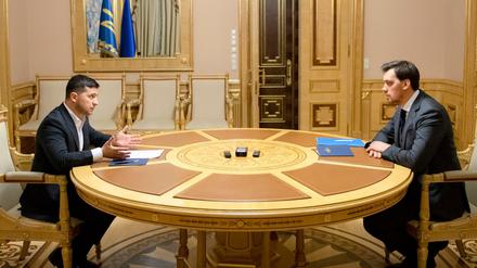 Präsident der Ukraine Selenskyj (l) spricht mit Alexej Gontscharuk, Ministerpräsident der Ukraine. 