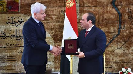 Ball-Organisator Hans-Joachim Frey (links) überreichte Ägyptens Diktator Abdel Fattah al Sisi am Wochenende den sogenannten St.-Georgs-Orden im Präsidentenpalast in Kairo. 