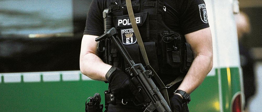 Ein Polizist mit Maschinenpistole in Berlin