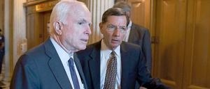 Die Republikaner John McCain und John Barrasso auf dem Weg zu einer Sitzung des US-Senats